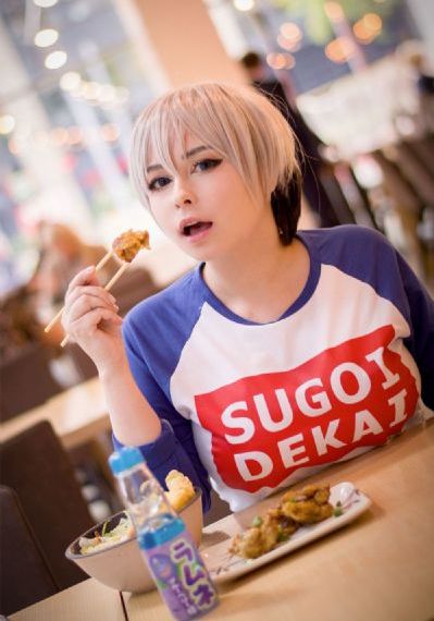 剪刀手美少女