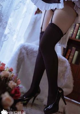 老赵抱着媛媛在厨房做视频播放