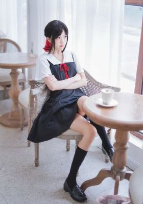 商城偷拍几个服务员嘘嘘